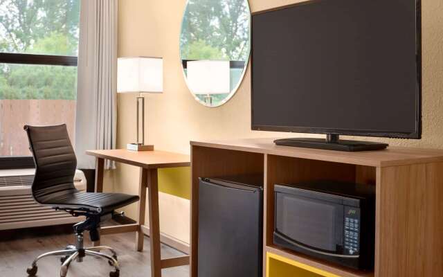 Days Inn & Suites by Wyndham Merrillville