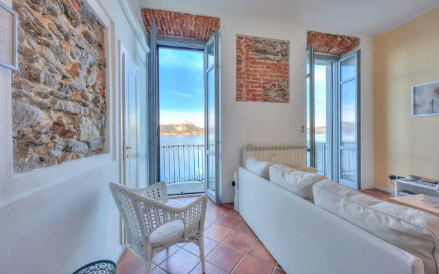 La Dolce Vita Pied Dans L' Eau