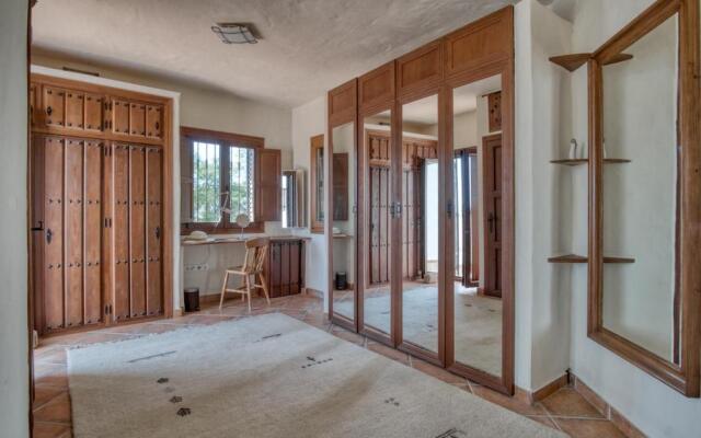 Luxury 4-bedroom villa, private pool and outhouse