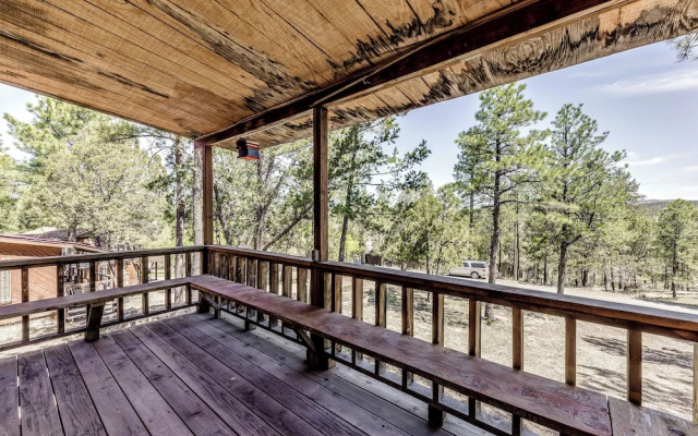 Cozy Cabin w/ Deck < 1 Mi to Midtown Ruidoso!