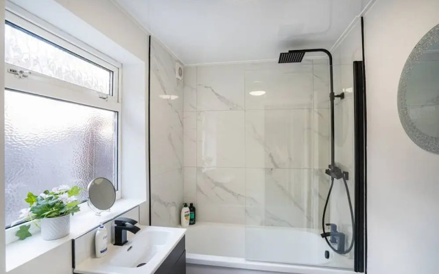 Central 2 Bedroom House-parking