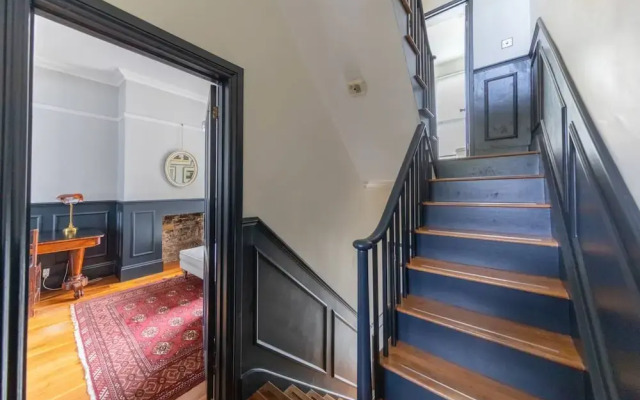 Stylish 2 Bedroom Home in Islington With Garden