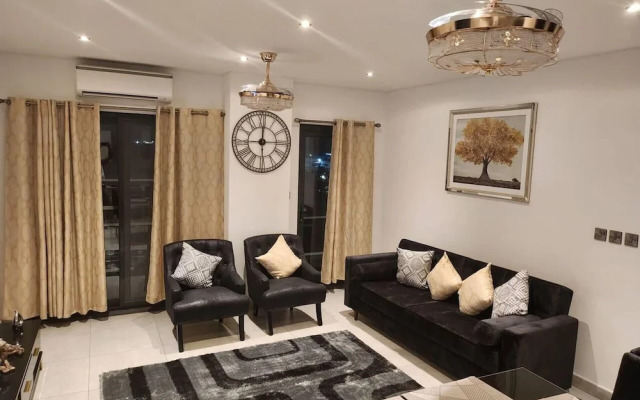 Luxurious & Comfy Gem-5 Star Location-pools, Gym!