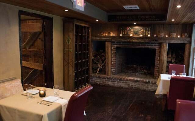 The Red Lion Inn Resort 1704