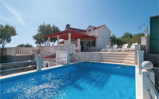 Three-Bedroom Holiday home with Sea View in Praznica
