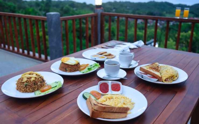 Sebuluh Sunset Hill – Meal – Nusa Penida