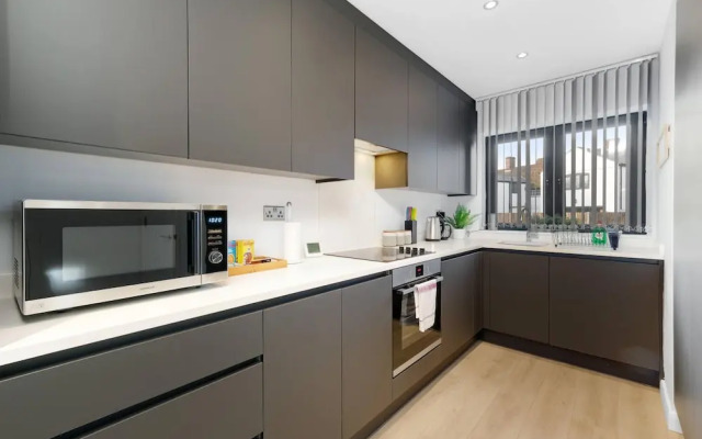 Spacious 4bedroom House-01 in Farnham Royal Slough