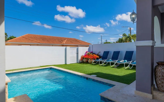 Remodeled 3br2ba Cozy Central Private Pool