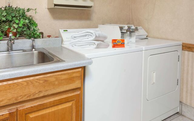 American Inn and Suites Dundee