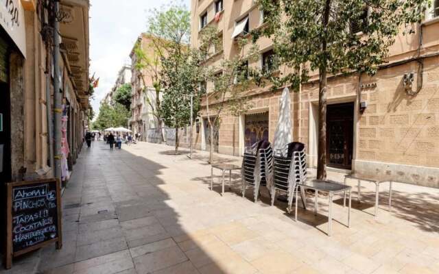 Modern 2 Bed Flat in Trendy Poble Sec