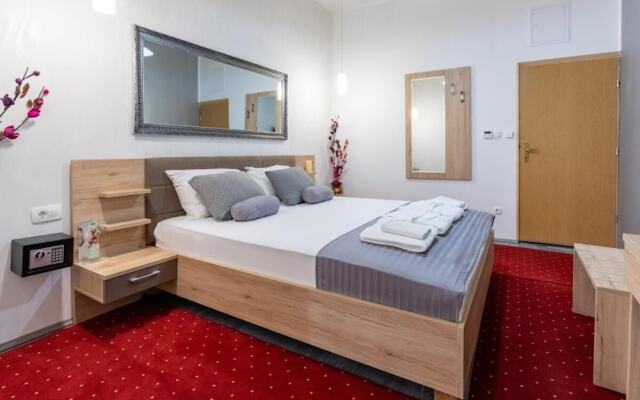 Spacious Deluxe Room - Hotel Rose