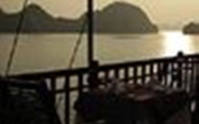 Heritage Line Violet Cruise-Ha Long Bay and Lan Ha