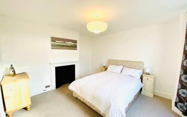 Beachfront Retreat With Panoramic Views Of The Bay