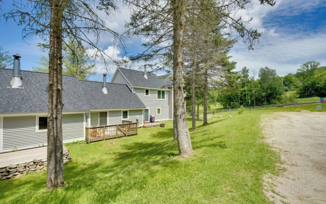 Ski-in/ski-out Magic Mountain Condo w/ Deck!
