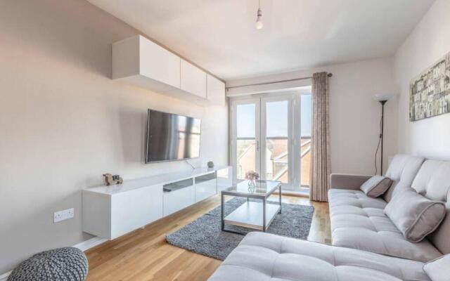 2 Bed & 2 Bath Modern Apartment - Free Parking