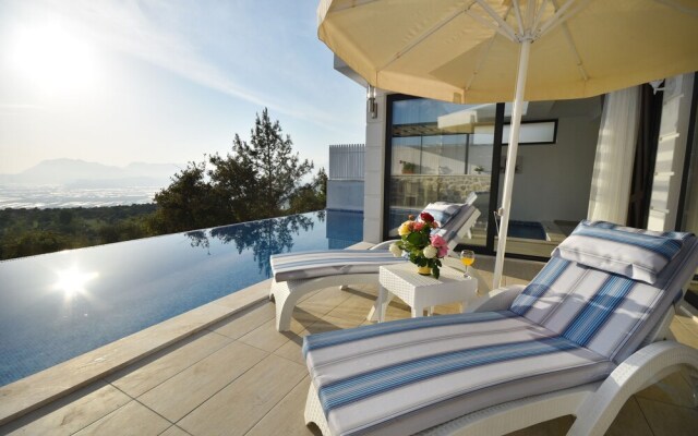 Villa Ural by Helaltatilvillalari