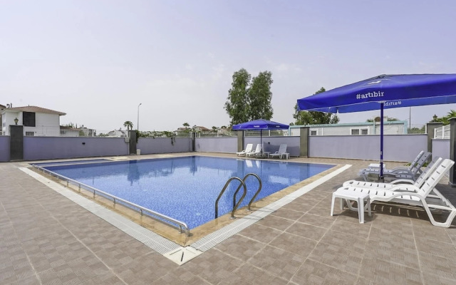 Flat w Shared Pool and Balcony 8 min to Beach