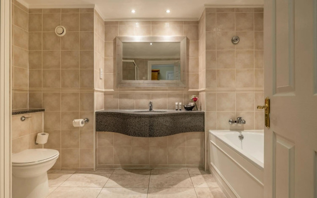 Holiday Inn London Brentford Lock by IHG