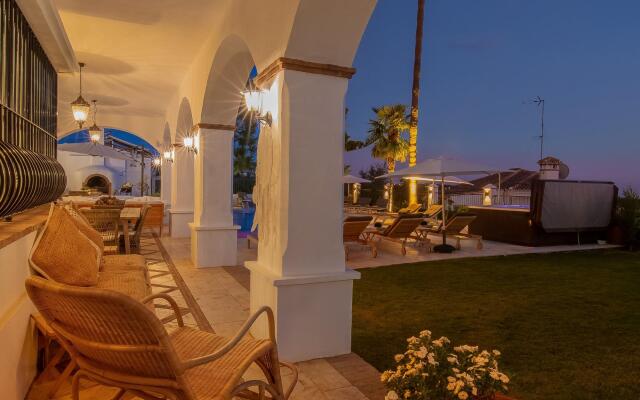 18024 - Superb Villa Near Beach With Heated Pool