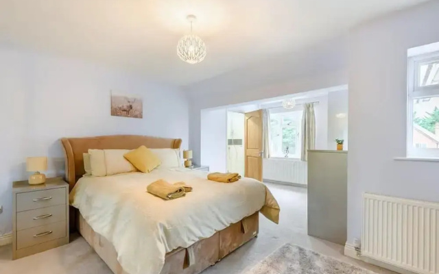 6 Bed House - Sleeps 11 - Pets - Garden - Parking