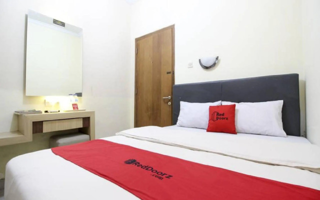 RedDoorz Plus near Stadion Mandala Krida