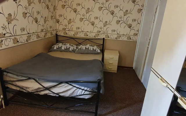 17 Spring Close Service Apartment