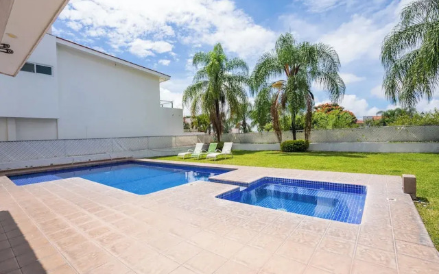 Spacious 5 Bedroom Oasis with Pool & BBQ