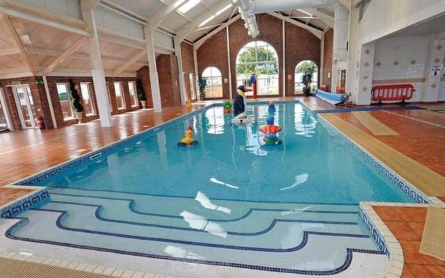 Sleeps 6, Gym, Entertainment, Pool, Beach