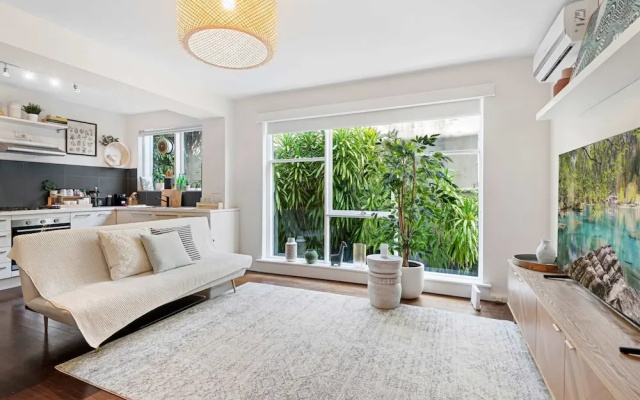 Contemporary 1-bed Unit Near Chapel St