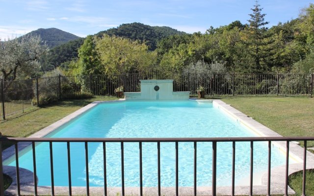 Beautiful Mansion with Views of Mont Ventoux And with Fenced Private Pool