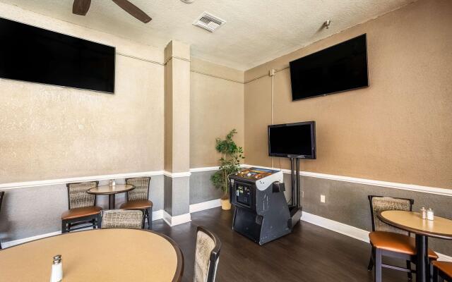 Clarion Inn & Suites Central Clearwater Beach