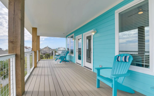 Steps to Beach: Vibrant House in Galveston!