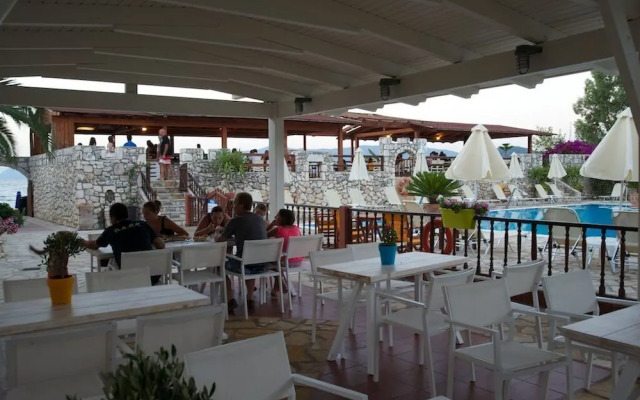Happy Camp in Camping Karavomilos Beach