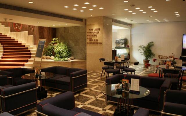 Hotel Kohinoor Continental, Airport