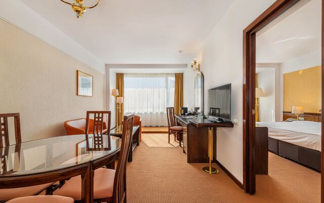 Aro Palace Hotel