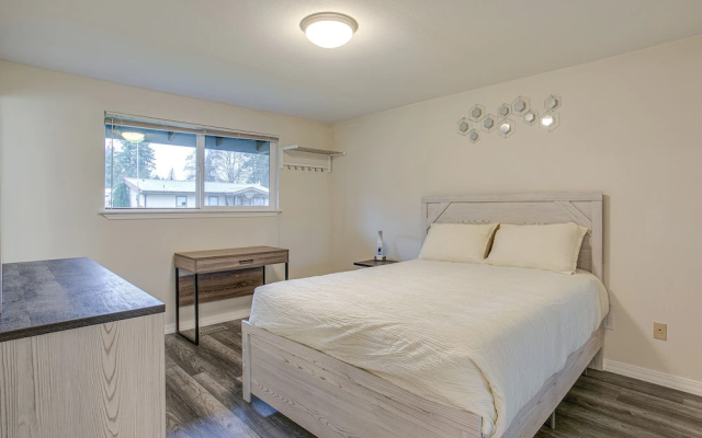 Modern Puyallup Townhome w/ Backyard & Fireplace