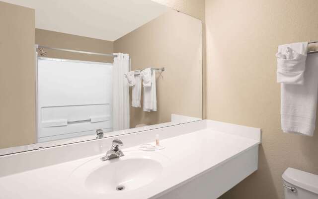 Super 8 by Wyndham Clemmons/Bermuda Run/Winston-Salem I-40