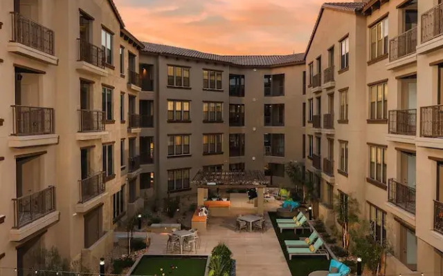 Rooftop Pool-Close 2 Shops-Dining-C4419