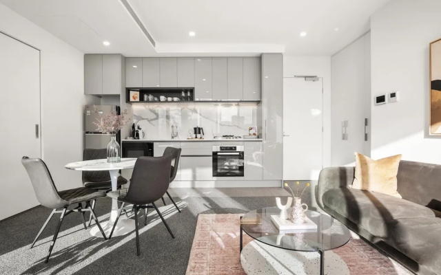 Elegant 2-bed With Superb Views & Amenities – Guest Rooms – Melbourne