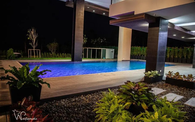 Beachfront Condo Escape 243