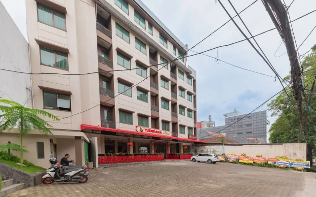RedDoorz Premium near Paris Van Java Mall