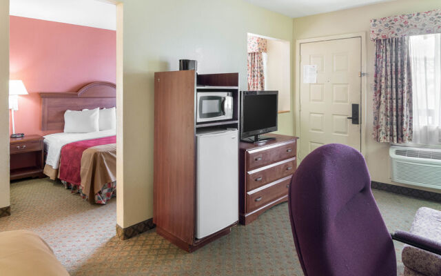 Econo Lodge Inn and Suites Arlington