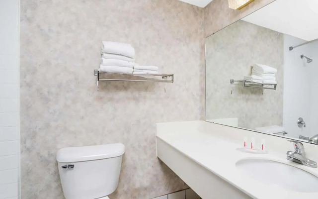 Norwood Inn & Suites La Crosse