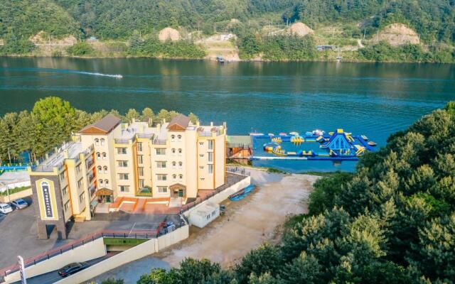 Clover Resort