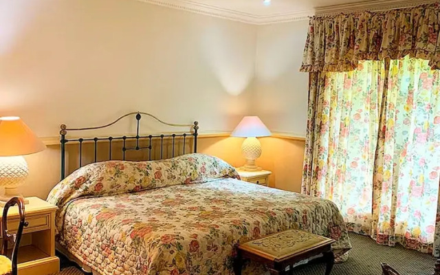 Sherwood's Country House