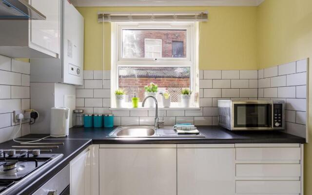 Stopover at LOWCAY APARTMENT D with allocated parking