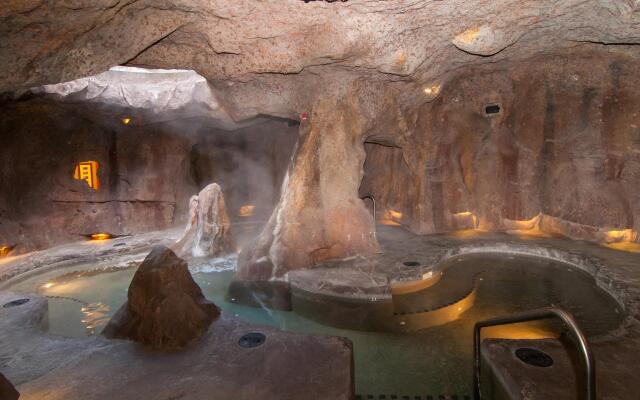 The Fox Hotel and Suites