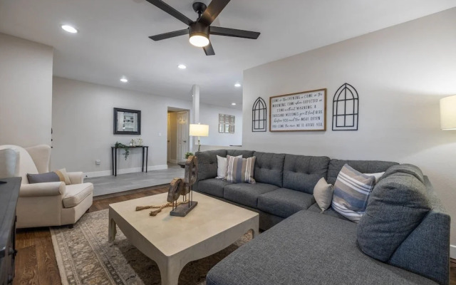 Scottsdale Waltann 3 Bedroom Home by RedAwning