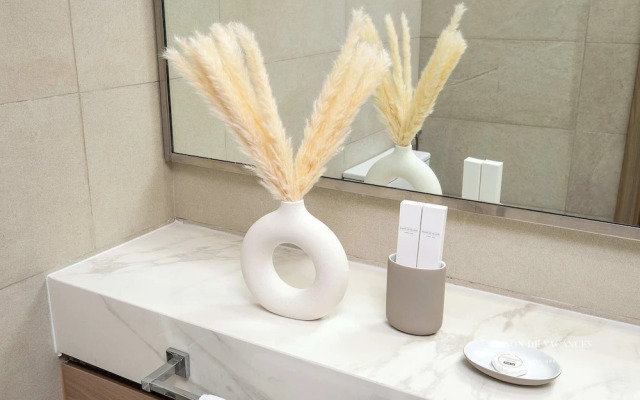 Large Balcony Studio 10mins From Dubai Mall