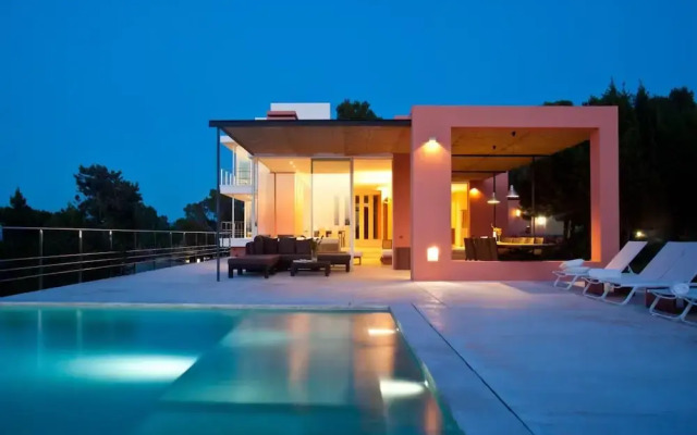 Beautiful Villa in Inviting Space